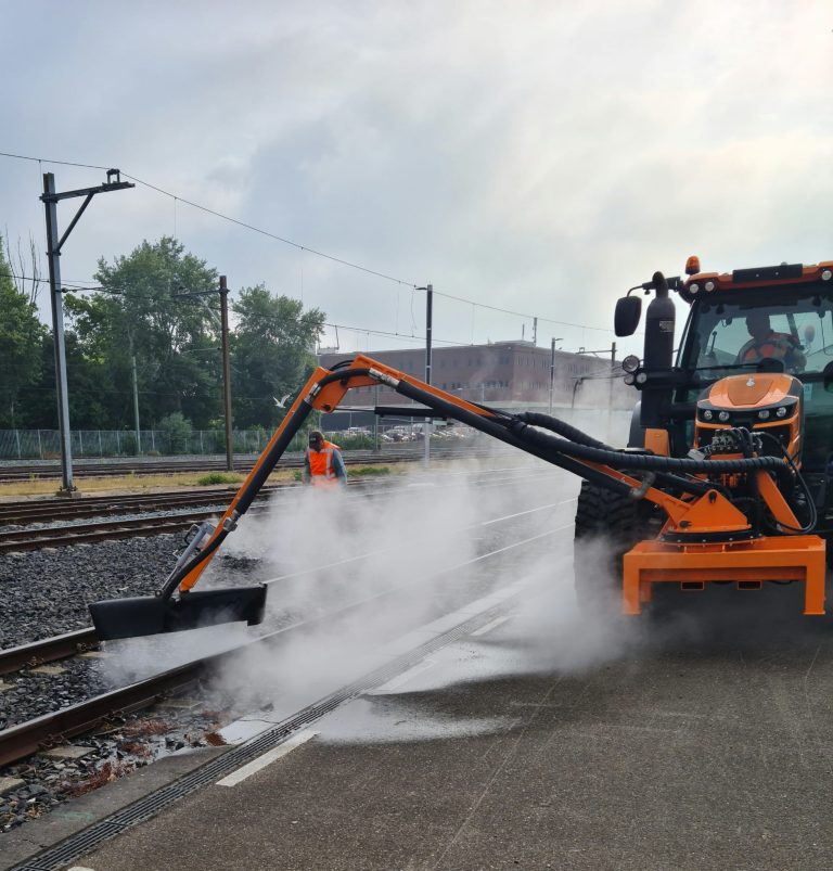 Onkruidbestrijding met heet water Prorail